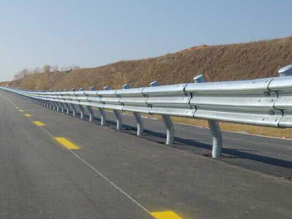 三波護欄板安裝在賽車跑道上